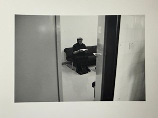 Fotografija prve obitelji koja čeka rezultate identifikacije 2.jpeg